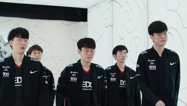 目明显受到 目明显受到